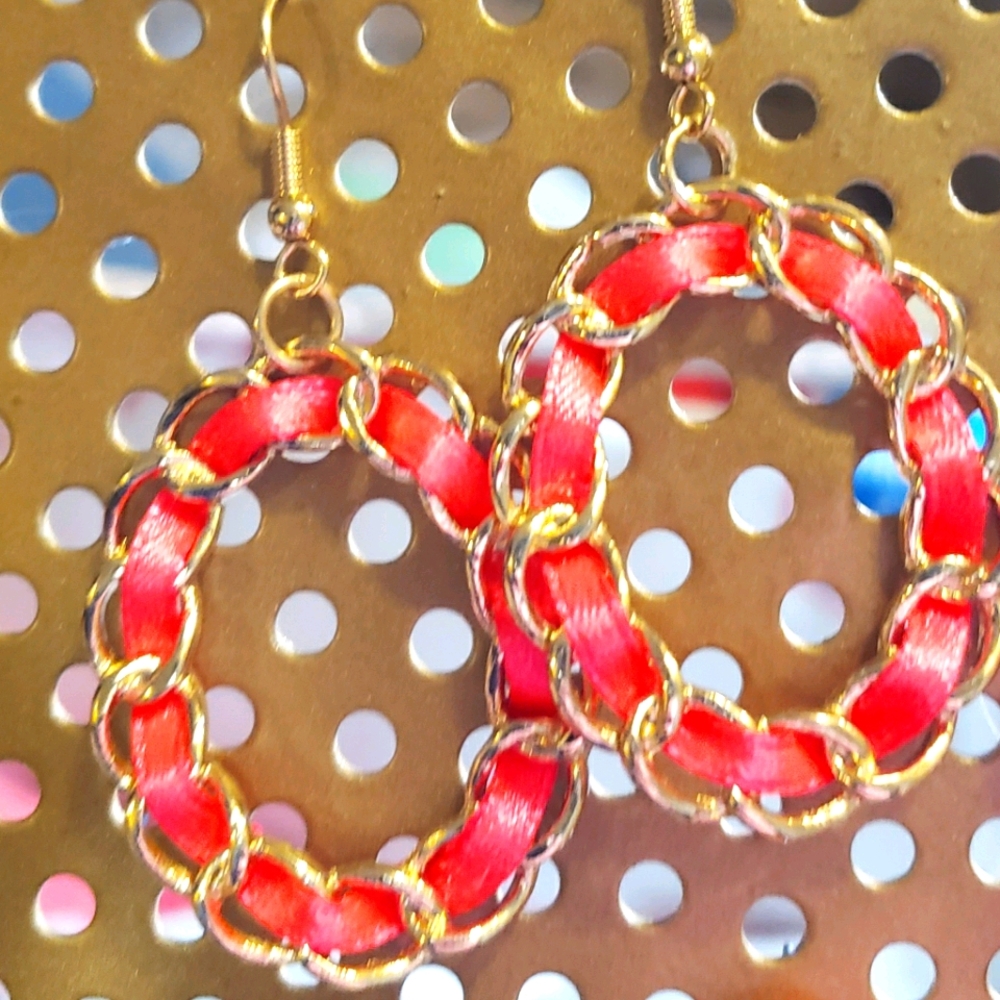 Hot pink/gold toned hoops